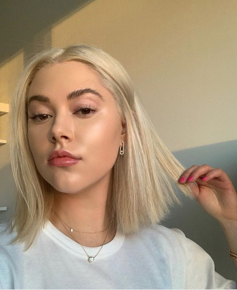 Deutschland: Blond Mittellang Bob Frisuren Frauen Mittlere, struppige Haare haben mit Sicherheit einen Moment, aber diese schlanke Version ist genauso heftig. Die Schlüsselbeinlänge ist schmeichelhaft und gibt Ihnen gerade genug Rand, ohne zu kurz zu werden. Bitten Sie um einen stumpfen Schnitt ohne Schichten oder Winkel für ein modernes Gefühl.